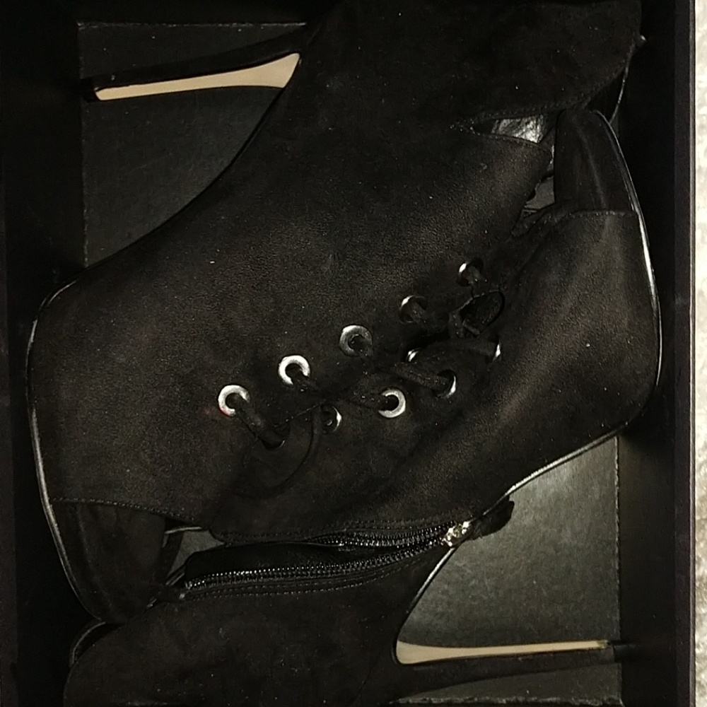 Black heeled boots
